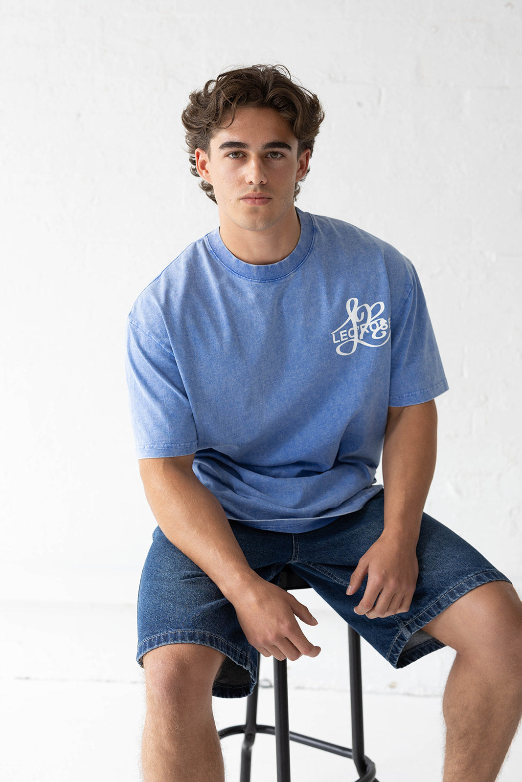 Man in a LEO'ROSE tee in a baby blue colour