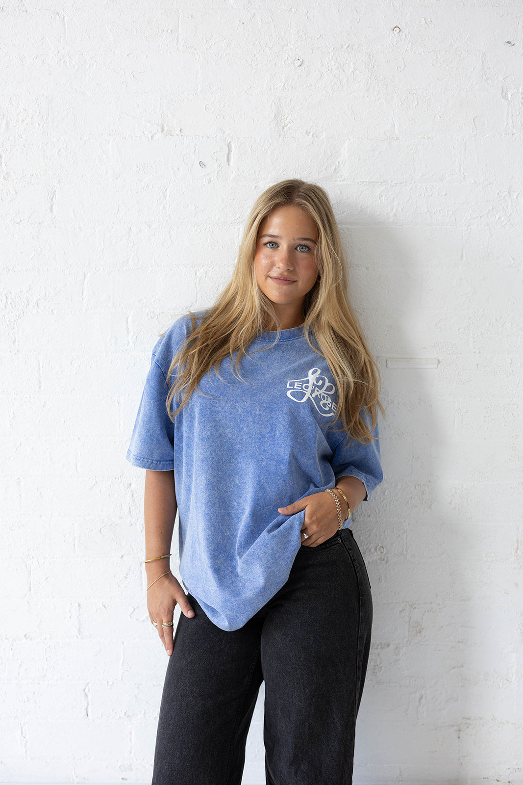 Woman in a LEO'ROSE tee in a baby blue colour