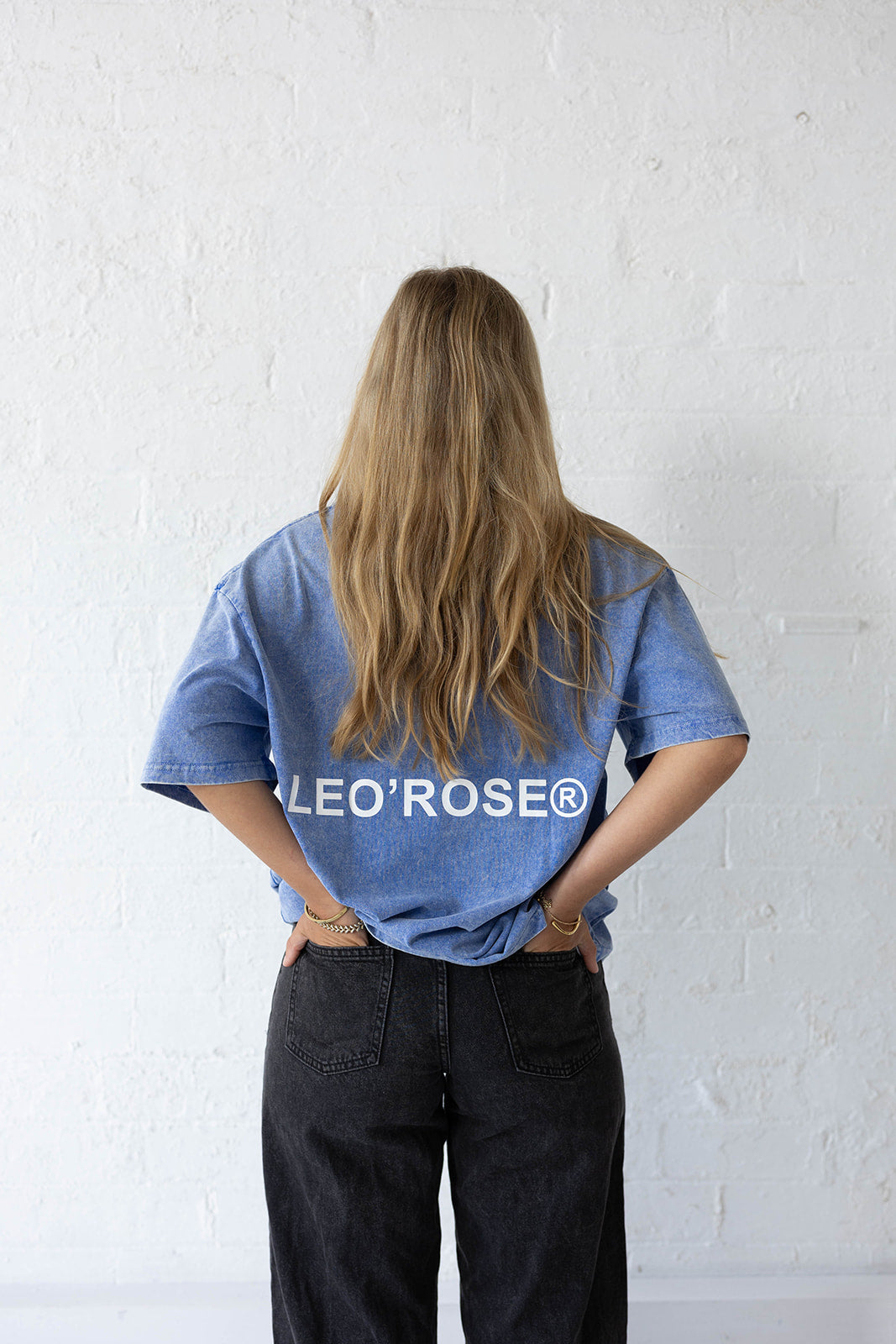 Woman in a LEO'ROSE tee in a baby blue colour