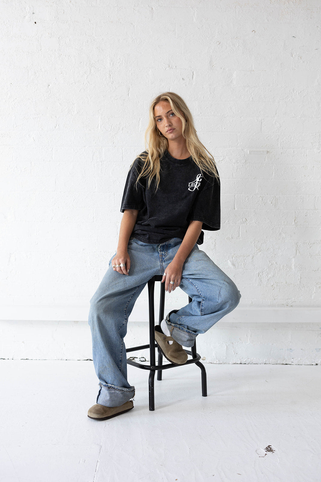 Woman in a LEO'ROSE tee in a black colour