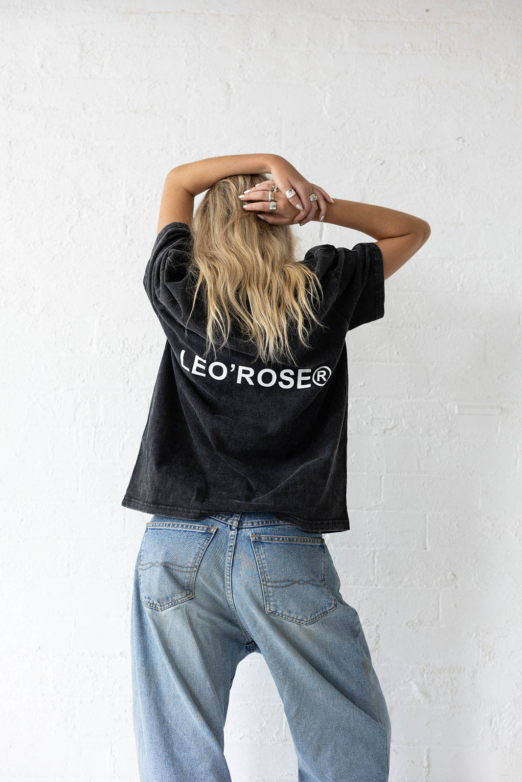 Woman in a LEO'ROSE tee in a black colour