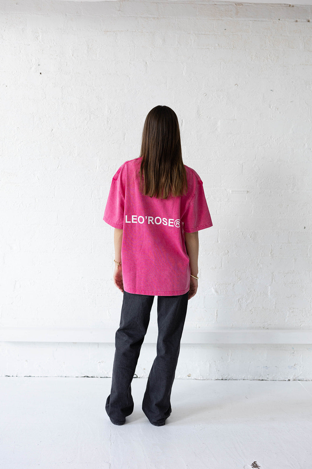 Woman in a pink LEO'ROSE tee